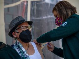 Un adulto mayor recibe este lunes la primera dosis de la vacuna de  AstraZeneca en Ciudad de México. AFP/C. Cruz