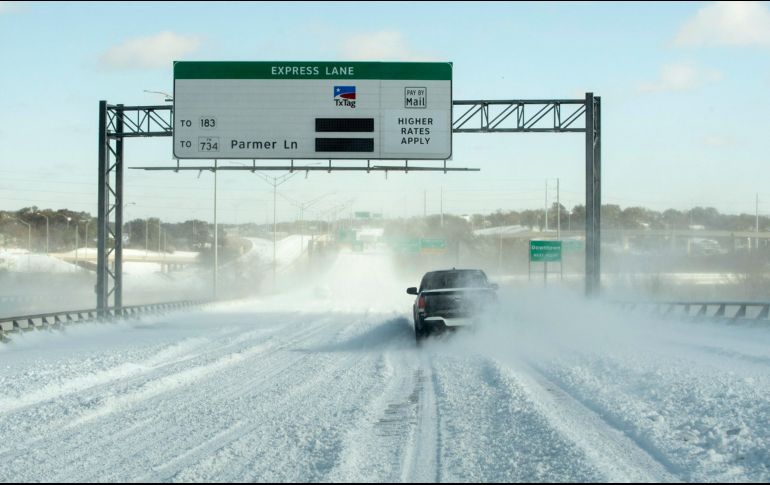 Un puente cubierto de nieve en Austin, Texas. AP/Austin American-Statesman/J. Janner
