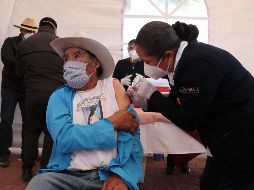 Hubo problemas de logística, como trasladar las dosis a los centros de vacunación, filas de personas esperando y una mujer que tuvo reacción adversa. SUN / J. Alvarado
