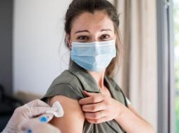 Aun después de vacunarse hay que seguir teniendo precauciones. GETTY