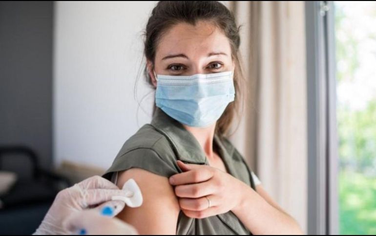 Aun después de vacunarse hay que seguir teniendo precauciones. GETTY