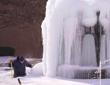 Un trabajador rompe hielo de una fuente en Richardson, Texas. AP/LM Otero