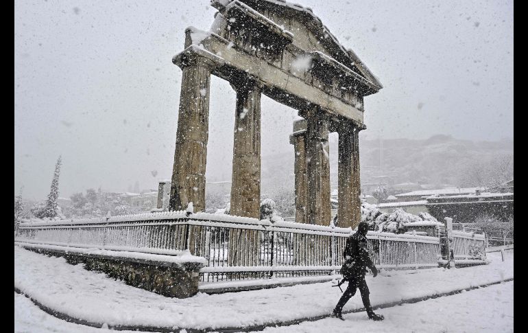 Monumentos antiguos en Atenas lucieron inusualmente nevados, como la Ágora romana. AFP/L. Gouliamaki