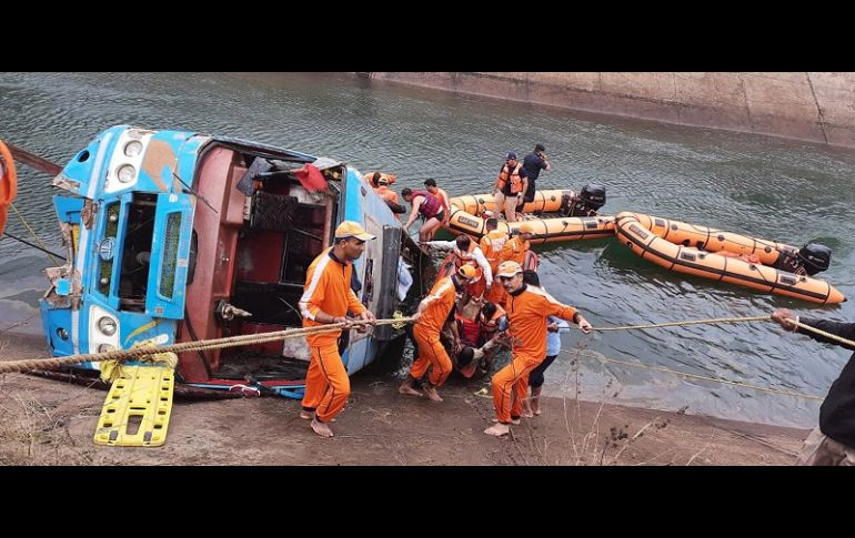 El accidente se produjo cuando el autobús se salió de la carretera y se precipitó a un canal cerca de la localidad de Satna. EFE