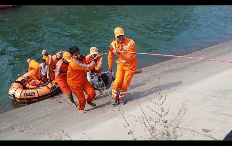 El accidente se produjo cuando el autobús se salió de la carretera y se precipitó a un canal cerca de la localidad de Satna. EFE