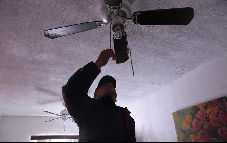 Un hombre intenta encender la iluminación de su hogar en Ciudad Juárez, Chihuahua. EFE/L. Torres