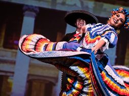 Teatrix México ofrecerá a sus suscriptores un catálogo de contenidos producidos por la Universidad de Guadalajara. En la foto, la puesta en escena “Jalisco es México”. ESPECIAL / www.conjuntosantander.com