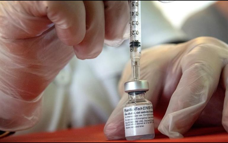 Consideran injusto que personal que se encuentra en primera línea de combate contra el COVID-19 no se encuentre totalmente inmunizada. EFE/ARCHIVO