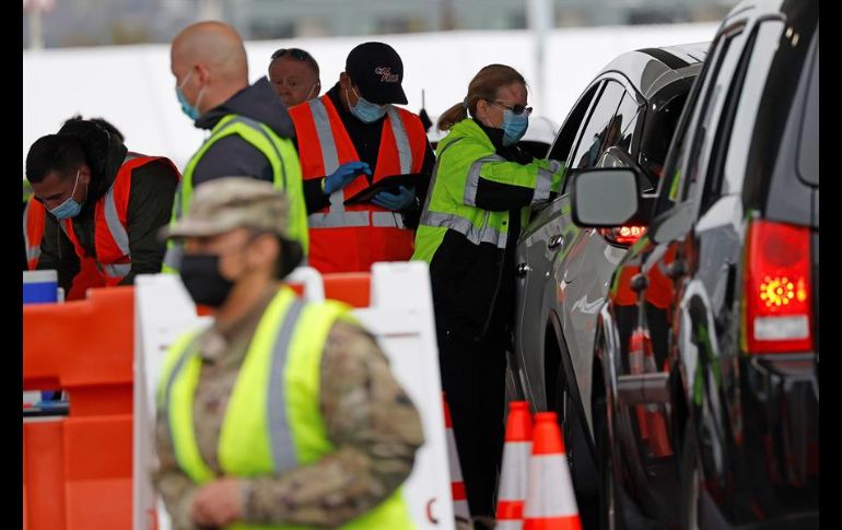Varias decenas de automovilistas ya estaban haciendo fila en los centros de vacunación desde media hora antes de la apertura a las nueve de la mañana. EFE/J. Mabanglo