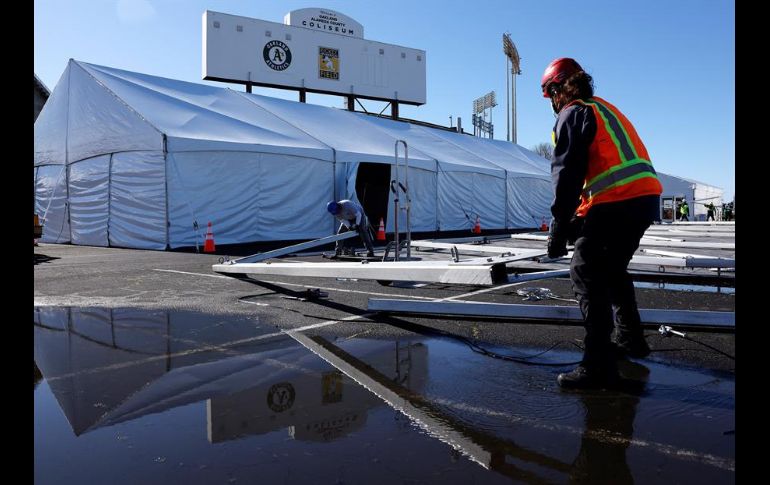 Varias decenas de automovilistas ya estaban haciendo fila en los centros de vacunación desde media hora antes de la apertura a las nueve de la mañana. EFE/J. Mabanglo