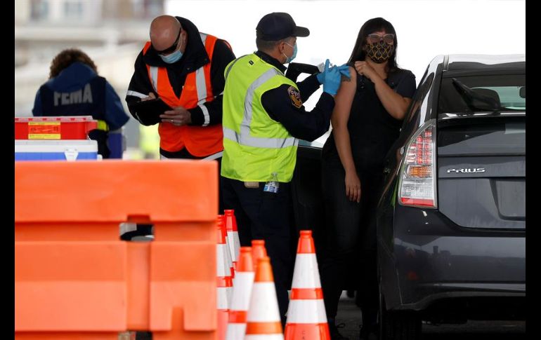 Varias decenas de automovilistas ya estaban haciendo fila en los centros de vacunación desde media hora antes de la apertura a las nueve de la mañana. EFE/J. Mabanglo