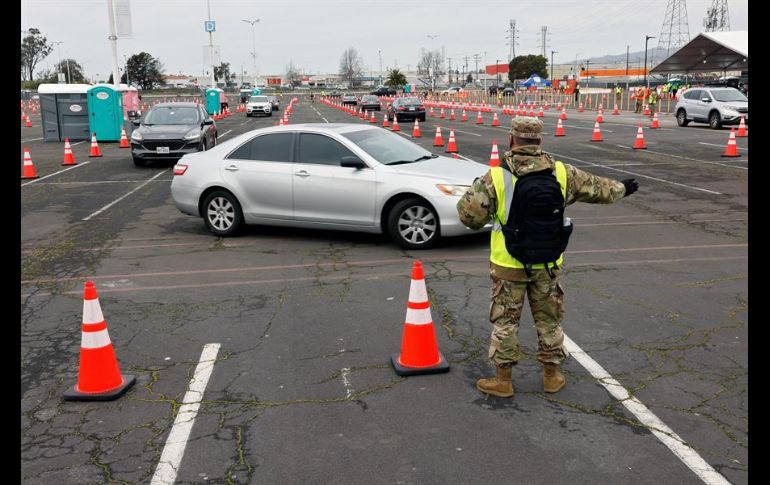 Varias decenas de automovilistas ya estaban haciendo fila en los centros de vacunación desde media hora antes de la apertura a las nueve de la mañana. EFE/J. Mabanglo