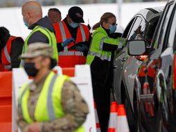 Varias decenas de automovilistas ya estaban haciendo fila en los centros de vacunación desde media hora antes de la apertura a las nueve de la mañana. EFE/J. Mabanglo