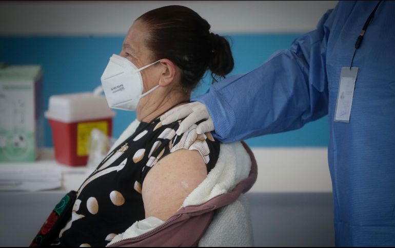 Decenas de adultos mayores acudieron este martes a vacunarse al Centro de Salud de Etzatlán, donde arrancó la segunda etapa de vacunación. EL INFORMADOR/F. Atilano