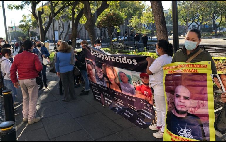 Un grupo de activistas y familiares se manifestó afuera del edificio del Congreso estatal a la espera de que se aprobara la nueva legislación. EL INFORMADOR/ R. Rivas