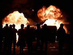 Manifestantes en Barcelona montaron barricadas con contenedores y otros elementos del mobiliario urbano a los que prendieron fuego. AFP/J. Lago
