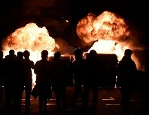 Manifestantes en Barcelona montaron barricadas con contenedores y otros elementos del mobiliario urbano a los que prendieron fuego. AFP/J. Lago