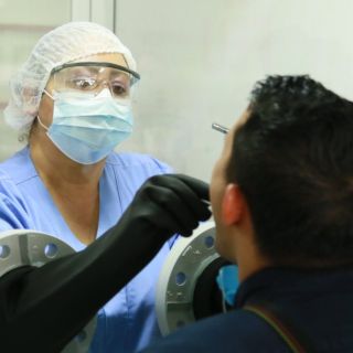 Se disfraza de médico para ver a su padre en hospital, lo encuentra sin vida