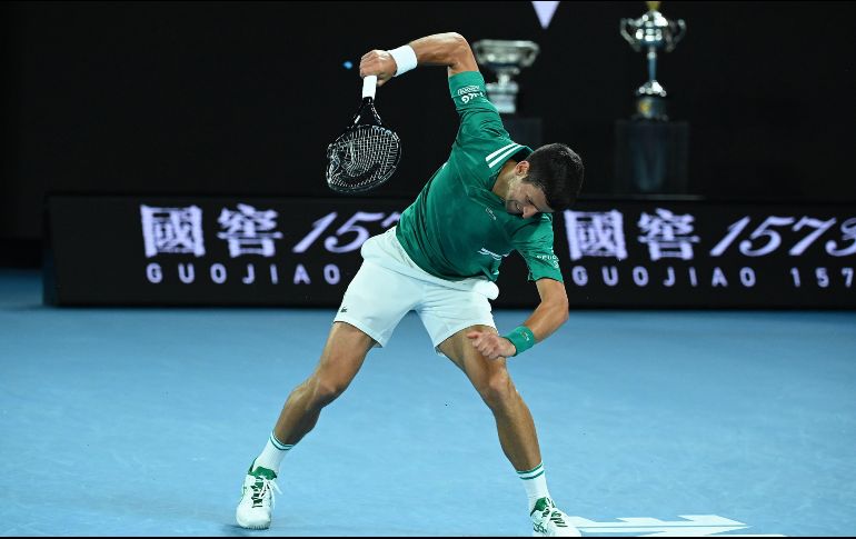EXPLOTÓ. Novak Djokovic estalló y rompió su raqueta golpeándola contra el suelo, en un momento de frustración durante el encuentro. AFP