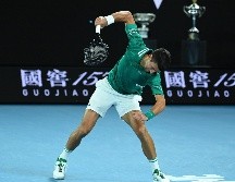 EXPLOTÓ. Novak Djokovic estalló y rompió su raqueta golpeándola contra el suelo, en un momento de frustración durante el encuentro. AFP