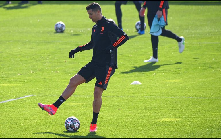 FIGURA. Cristiano Ronaldo busca guiar a su equipo a los Cuartos de Final a costa del Porto. AFP
