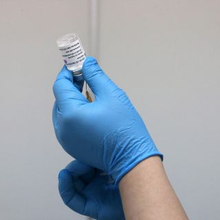 COVID-19: Reino Unido autoriza infectar a personas sanas para probar fármacos