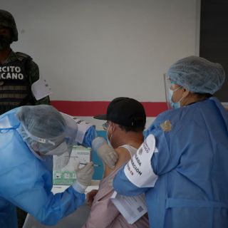 AMLO afirma que no hay fin electoral al pedir credencial de INE en vacunación