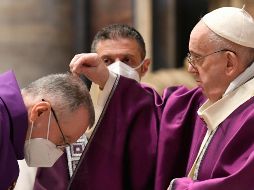 El Papa Francisco colocó la ceniza en la cabeza de los asistentes a la misa del Miércoloes de Ceniza en la basílica de San Pedro, en el Vaticano. EFE/EPA/Vatican Media