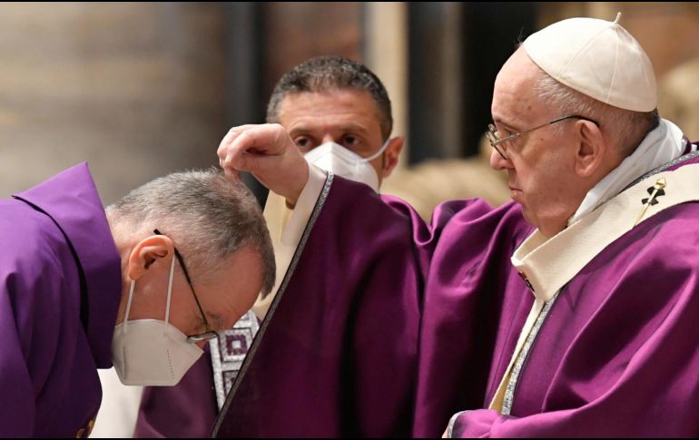 El Papa Francisco colocó la ceniza en la cabeza de los asistentes a la misa del Miércoloes de Ceniza en la basílica de San Pedro, en el Vaticano. EFE/EPA/Vatican Media