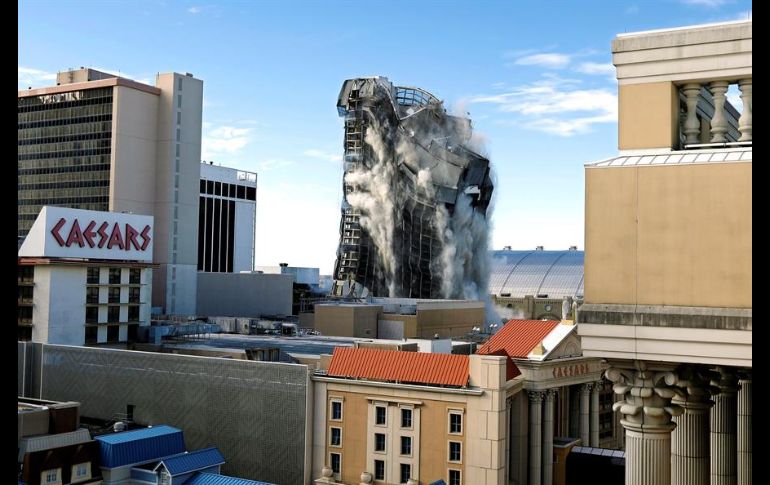 El derrumbe de la estructura se consumó en menos de 20 segundos. EFE/P. Foley