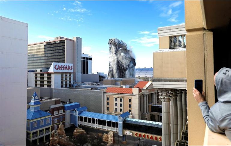 El derrumbe de la estructura se consumó en menos de 20 segundos. EFE/P. Foley