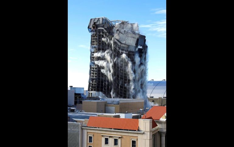 El derrumbe de la estructura se consumó en menos de 20 segundos. EFE/P. Foley