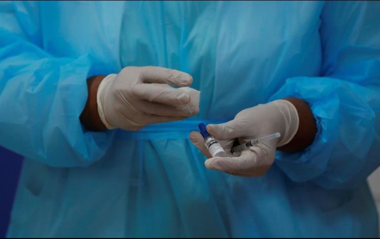 Una enfermera prepara la segunda dosis de la vacuna Pfizer/BioNTech contra el COVID-19 para aplicarla al personal de la Salud del Hospital Santo Tomás, en Ciudad de Panamá. EFE/B. Velasco