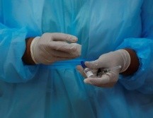 Una enfermera prepara la segunda dosis de la vacuna Pfizer/BioNTech contra el COVID-19 para aplicarla al personal de la Salud del Hospital Santo Tomás, en Ciudad de Panamá. EFE/B. Velasco