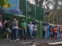 Habitantes hacen fila para recibir la Coronavac en la población Serrana, en Brasil. Esta es la principal fórmula utilizada hasta ahora en la campaña nacional de vacunación iniciada en todo el territorio brasileño hace un mes. AFP/N. Almeida