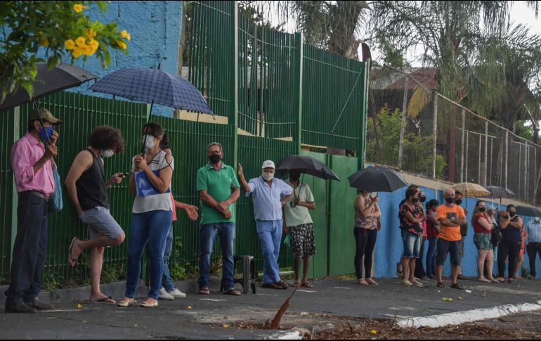 Habitantes hacen fila para recibir la Coronavac en la población Serrana, en Brasil. Esta es la principal fórmula utilizada hasta ahora en la campaña nacional de vacunación iniciada en todo el territorio brasileño hace un mes. AFP/N. Almeida