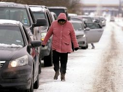 Conductores hacen fila para recolectar leña en Dallas, Texas, durante la crisis por los cortes de electricidad. AP/LM Otero