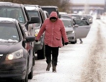 Conductores hacen fila para recolectar leña en Dallas, Texas, durante la crisis por los cortes de electricidad. AP/LM Otero