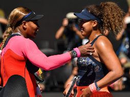 RESPETO. Naomi Osaka mostró la admiración que siente por Serena Williams tras doblegarla en el encuentro. AFP