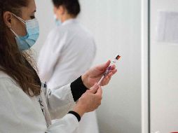 Serán 24 mil 375 los trabajadores de la salud que completen su esquema; otros dos mil 925 recibirán su primera dosis. AFP/R. Atanasovski