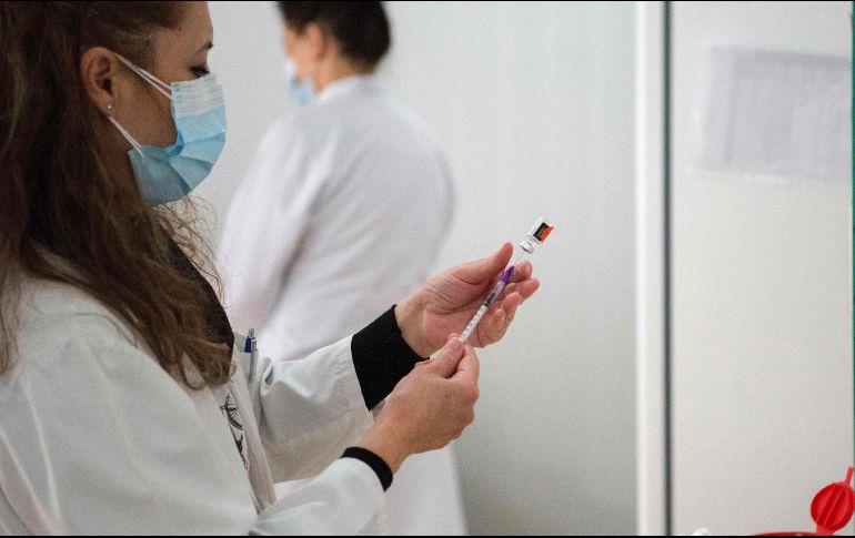 Serán 24 mil 375 los trabajadores de la salud que completen su esquema; otros dos mil 925 recibirán su primera dosis. AFP/R. Atanasovski