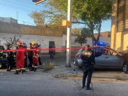 Los maleantes quedaron prensados dentro de su auto al impactarse en un muro. ESPECIAL