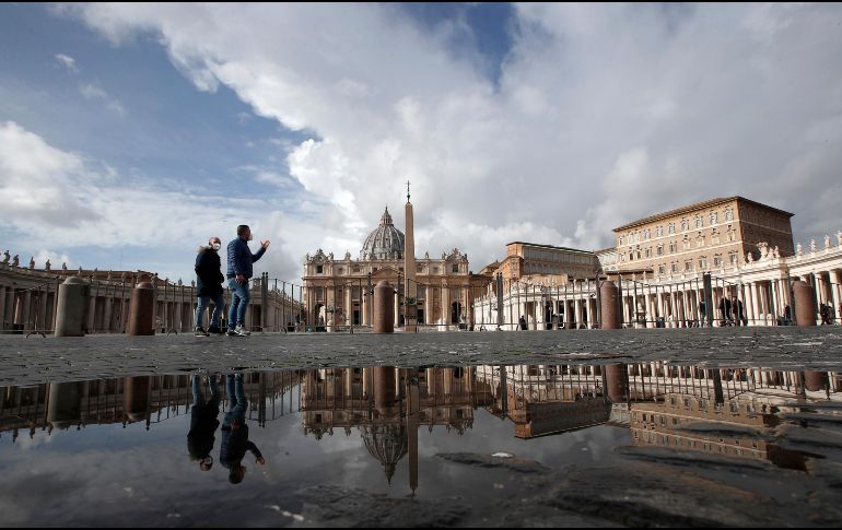 El Vaticano inició en enero una campaña de vacunación gratuita para todos sus empleados. El Papa Francisco y el Papa emérito Benedicto XVI ya fueron vacunados. AP / ARCHIVO