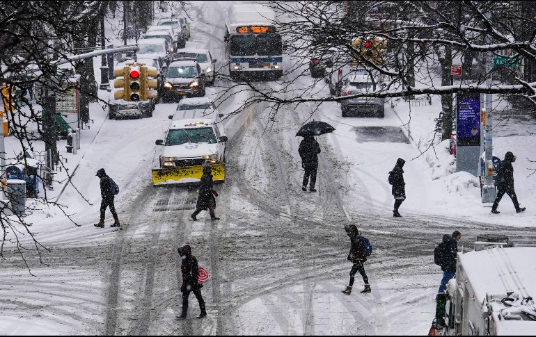 En Nueva York, que enfrenta su tercera tormenta de nieve del invierno, se registraban siete centímetros de nieve en algunos puntos. Peatones cruzan una avenida en la zona de Queens. AP/F. Franklin II