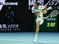 Medvedev avanzó a su segunda final de un torneo Grand Slam en la búsqueda de su primer título Major al superar el viernes 6-4, 6-2, 7-5 a Tsitsipas, quinto preclasificado, en Melbourne Park. AFP / P. Crock