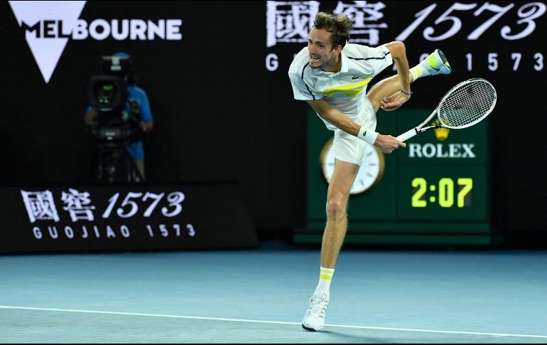 Medvedev avanzó a su segunda final de un torneo Grand Slam en la búsqueda de su primer título Major al superar el viernes 6-4, 6-2, 7-5 a Tsitsipas, quinto preclasificado, en Melbourne Park. AFP / P. Crock