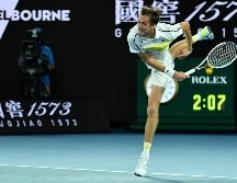 Medvedev avanzó a su segunda final de un torneo Grand Slam en la búsqueda de su primer título Major al superar el viernes 6-4, 6-2, 7-5 a Tsitsipas, quinto preclasificado, en Melbourne Park. AFP / P. Crock