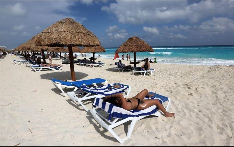 Turistas disfrutan de la playa en Cancún. EFE/A. Cupul