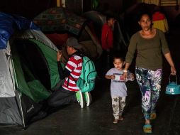 Una mujer y su hijo se disponen a recibir el Año Nuevo en el albergue “contra viento y marea”, en Tijuana. EFE/ARCHIVO