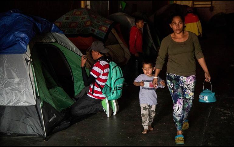 Una mujer y su hijo se disponen a recibir el Año Nuevo en el albergue “contra viento y marea”, en Tijuana. EFE/ARCHIVO